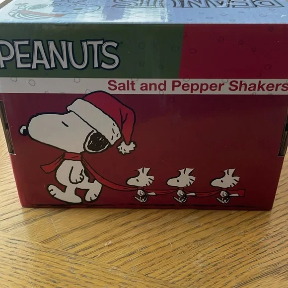 Snoopy Peanuts Dog House Holiday Salt & Pepper Shakers Boxed NEW - Picture 2 of 2